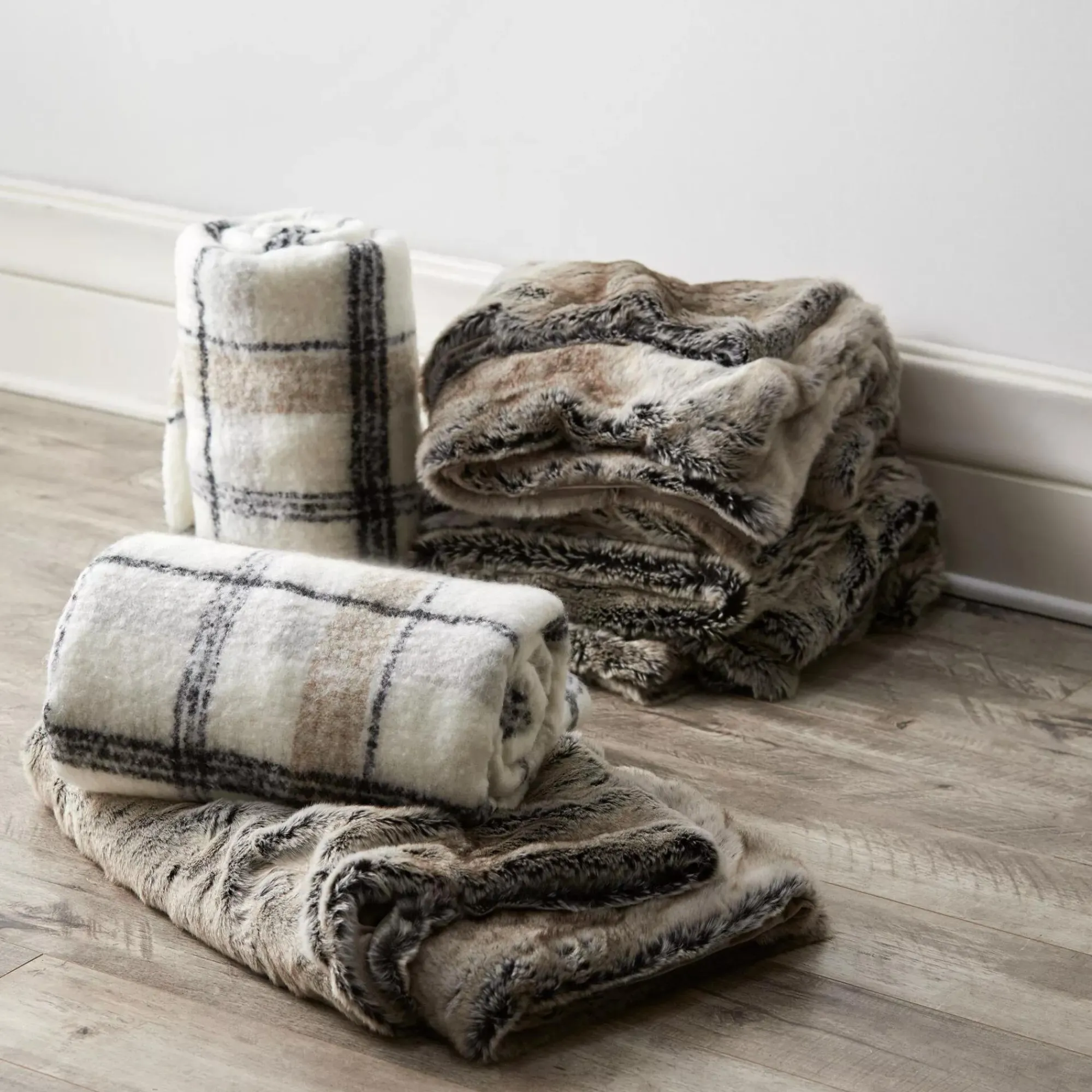 Bouclair Wolf Faux Fur Throw* Decorative Throws & Blankets